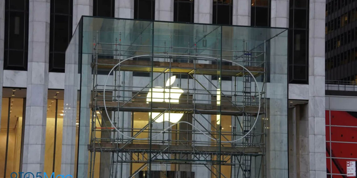 苹果在五大道旗舰店玻璃立方体内建造了一个巨大的 Vision Pro 模型